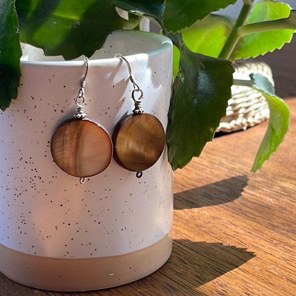 🔥 3 FOR $20 🔥 Small, lovely shell earrings. Gold coloured. - Picture 1 of 5